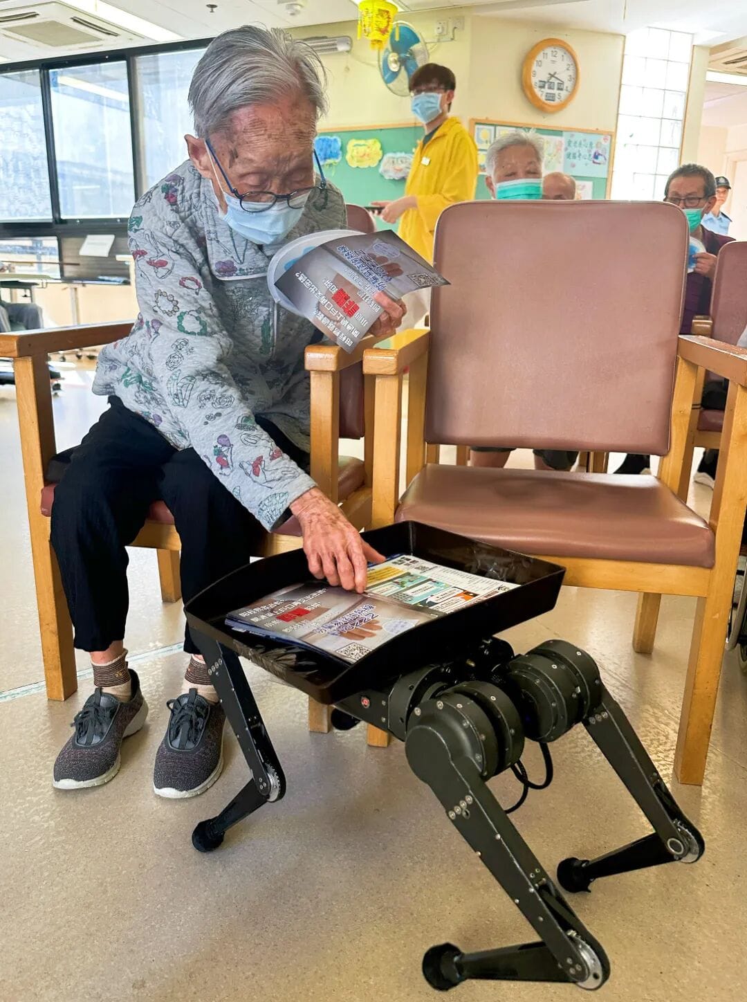 HKCLR 機械狗走進老人院！配合香港警務處宣傳防騙資訊